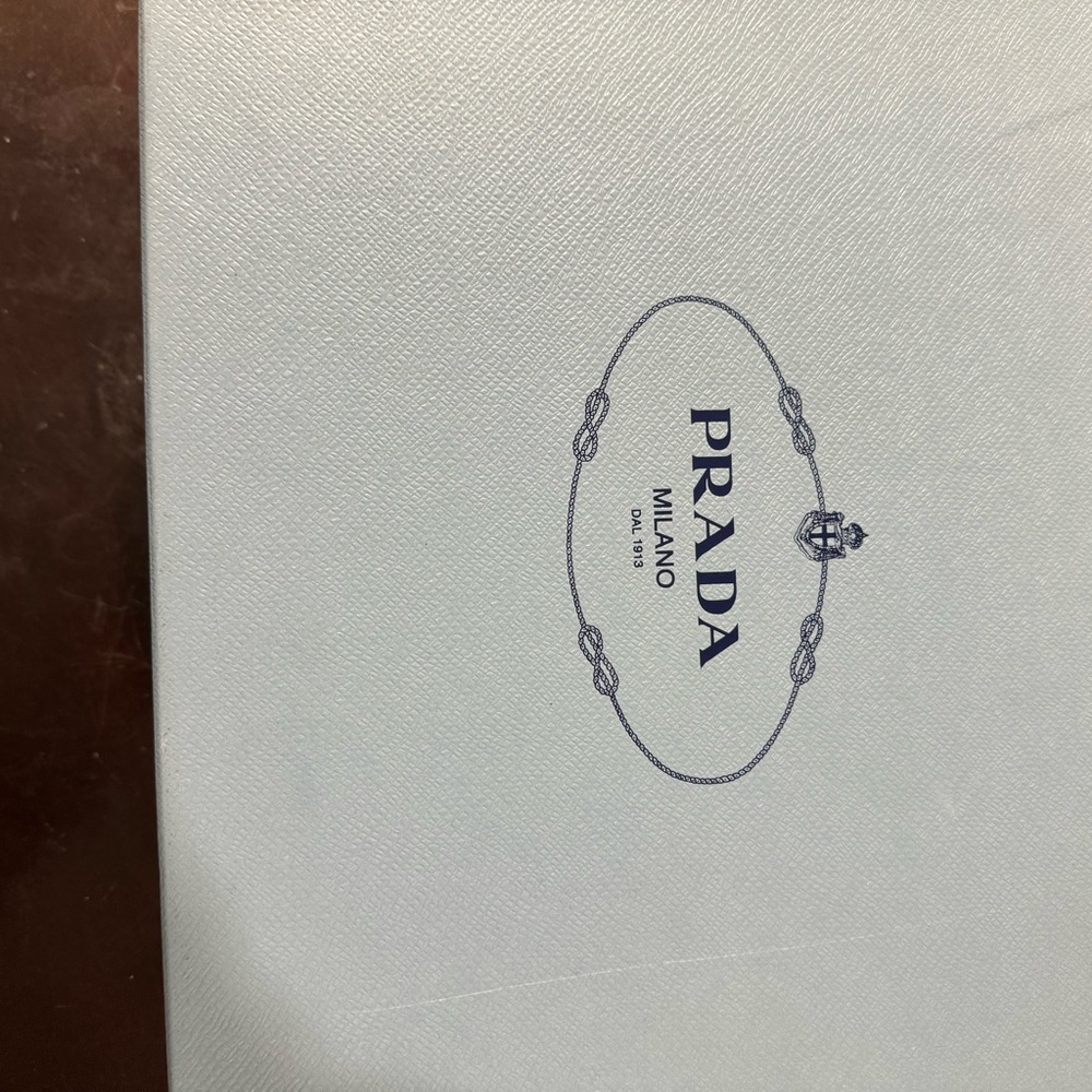 Prada - Picture 7 of 7